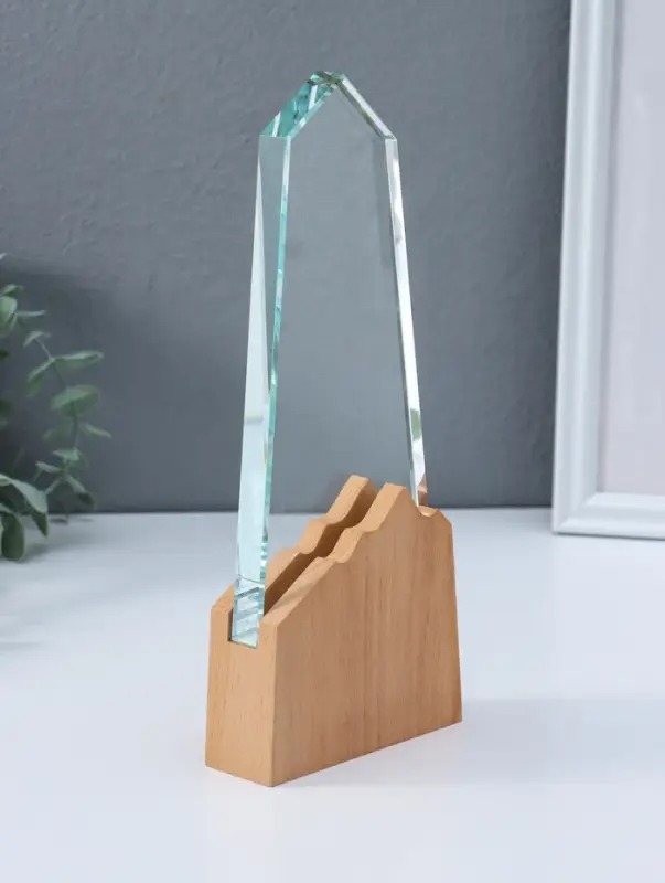 Стела наградная стекло, дерево "Гора" верх 18х8,5 см низ 10х10 см 3,5х10х25 см