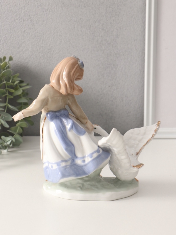 Сувенир керамика  Сувенир керамика "Девочка с гусем" 21х11х23 см