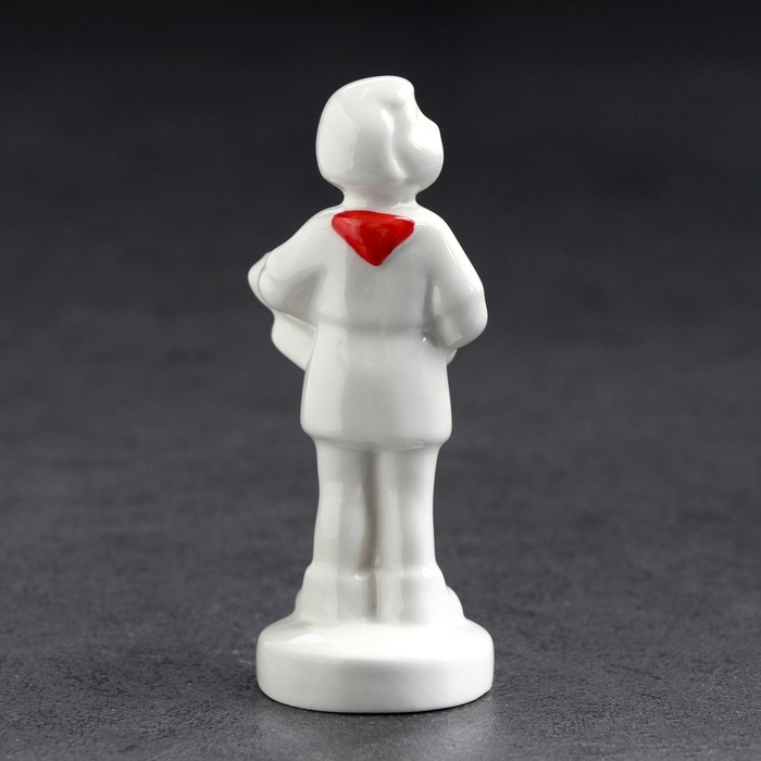 Статуэтка фарфоровая  Статуэтка фарфоровая "Пионерка", авторская роспись