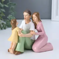 Сувенир полистоун "Молодые родители с дочкой" 7х13х12 см