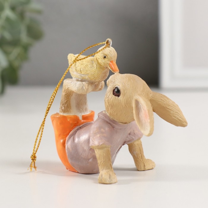 Сувенир полистоун подвеска  Сувенир полистоун подвеска "Зайка с жёлтым птенчиком" 7,5х5х7 см