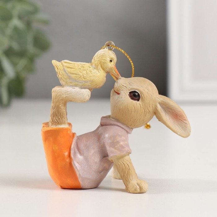 Сувенир полистоун подвеска  Сувенир полистоун подвеска "Зайка с жёлтым птенчиком" 7,5х5х7 см