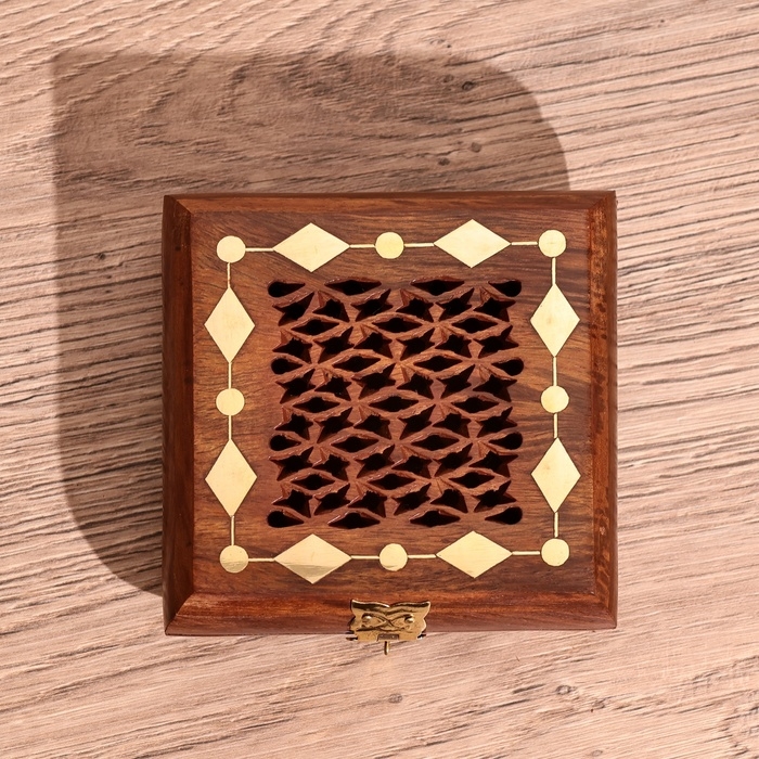 Шкатулка резная 10х10х4 см, дерево шишам Шкатулка резная 10х10х4 см, дерево шишам