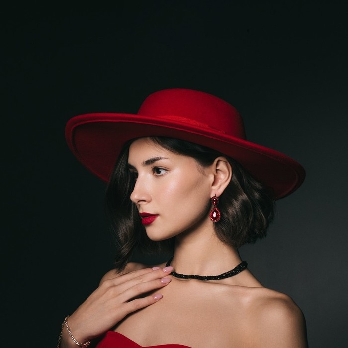 Серьги со стразами «Вечерние» дама, цвет бордовый в чёрном металле Серьги со стразами «Вечерние» дама, цвет бордовый в чёрном металле