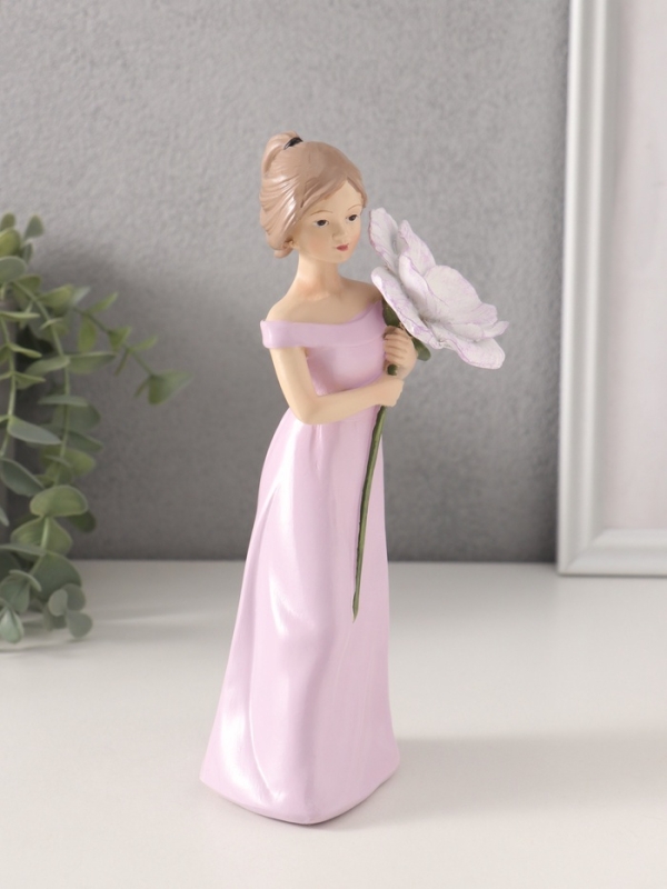 Сувенир полистоун Сувенир полистоун "Девушка с большим цветком в руках" 9,5х7,2х19,4 см
