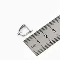 Швензы с английской застежкой с цирконом &laquo;Капля&raquo;, белые в серебре (1 пара)