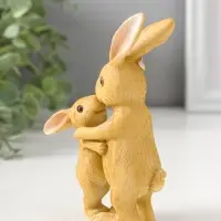 Сувенир полистоун "Мама зайка в цветочном венке обнимает малыша" 15 см