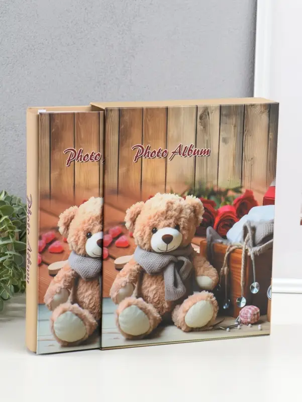 Фотоальбом на 200 фото 13х18 см "Медведь в шарфе, красные розы" в коробке 5,5х23,5х29,5 см   1096272