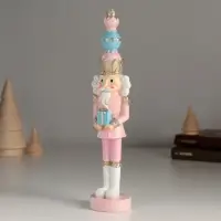 Фигурка полистоун &laquo;Щелкунчик в розовом мундире, с подарком&raquo;, 4.5&times;4.5&times;21 см