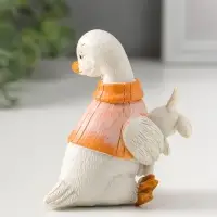 Сувенир полистоун "Белый утёнок в жилетке, с игрушкой-зайчиком" 9 см