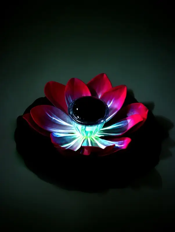 Садовый светильник для водоемов 28 х 28 х 9 см на солнечной бат-е Садовый светильник для водоемов 28 х 28 х 9 см на солнечной бат-е "Лотос" лиловый N009