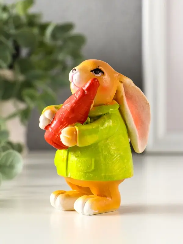 Сувенир полистоун  Сувенир полистоун "Зайчик с морковью, в зелёном пальто" 7х4,5х9 см