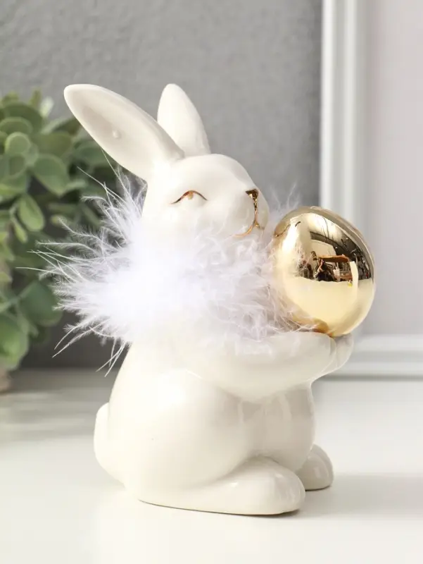 Сувенир керамика, пух "Зайка с золотым пасхальным яичком" белый 8х10,5х14 см