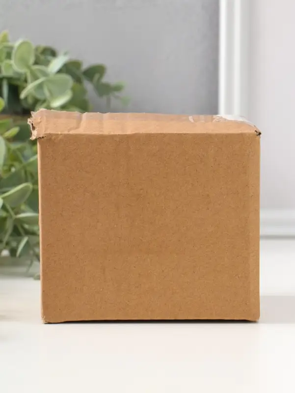 Сувенир полистоун "Белый утёнок в жилетке, с игрушкой-зайчиком" 9 см