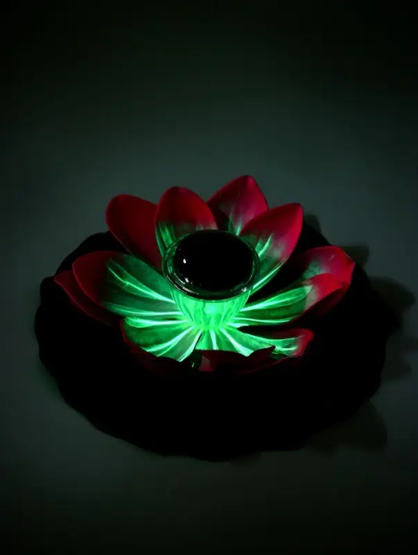 Садовый светильник для водоемов 28 х 28 х 9 см на солнечной бат-е Садовый светильник для водоемов 28 х 28 х 9 см на солнечной бат-е "Лотос" лиловый N009