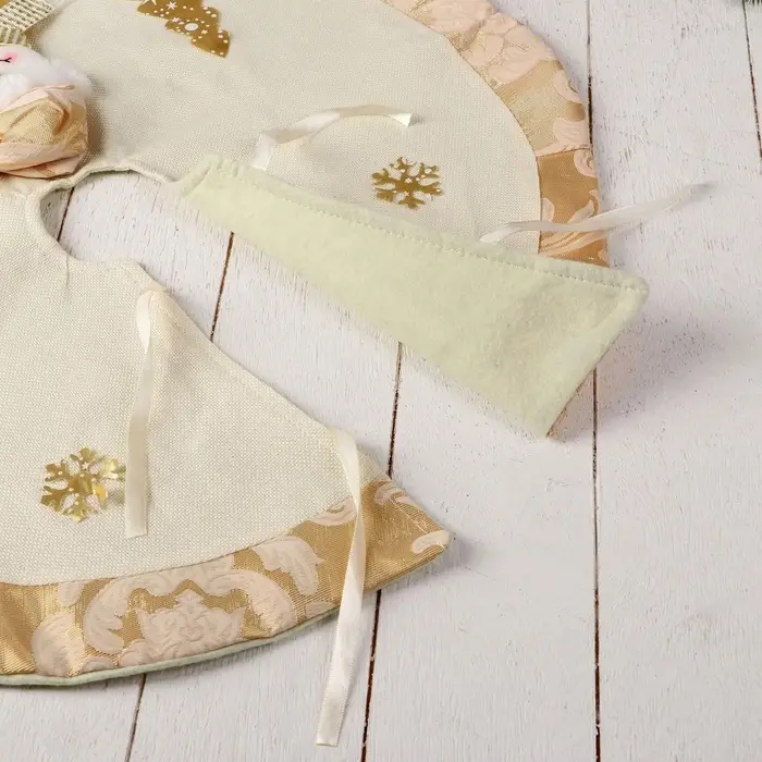 Коврик под ёлку &laquo;Снеговик и ёлочки&raquo; d=57 см, бело-золотой