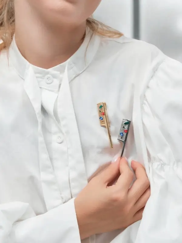 Брошь  Брошь "Расческа" со стразами, цветной в золоте