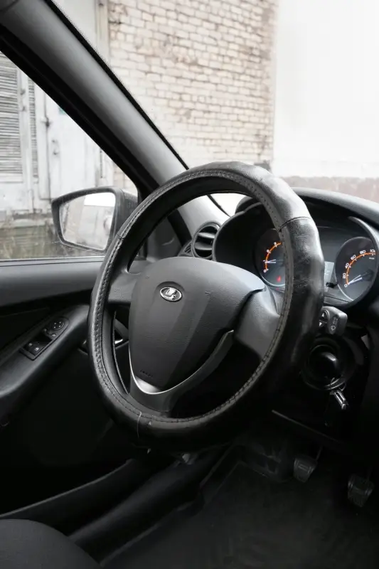 Оплетка на руль (нат. кожа) AVS GL-665M-B (размер M, черный) - Серия "Classic"