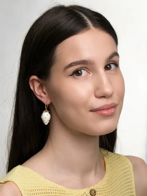 Серьги конго &laquo;Клубника в крапинку&raquo;, белые в золоте