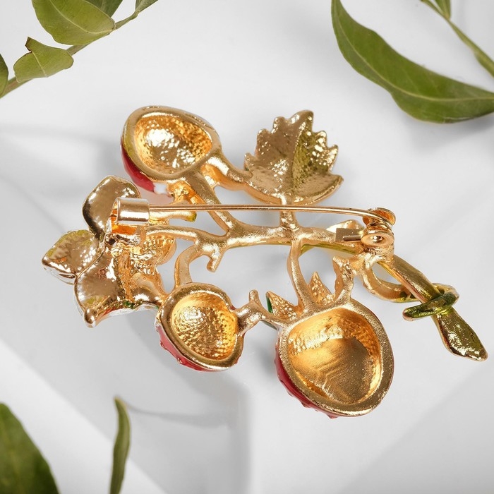 Брошь Брошь "Земляника" в цвету, цветная в золоте