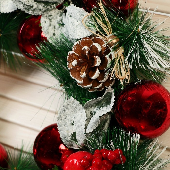 Венок новогодний d- 34 см Венок новогодний d- 34 см"Уютная сказка" листья в снегу шарики яблоки