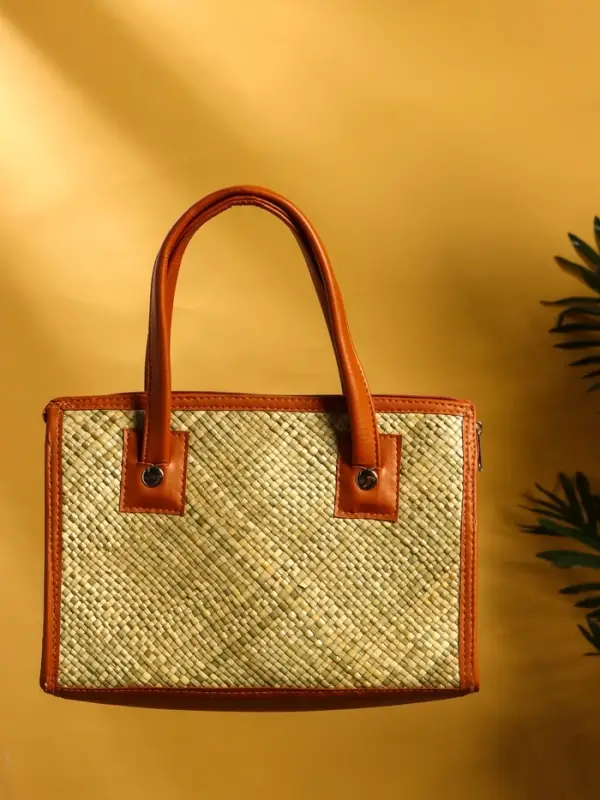 Сумка плетёная на молнии из пандана 30х10х35 см, светло-коричневый Сумка плетёная на молнии из пандана 30х10х35 см, светло-коричневый