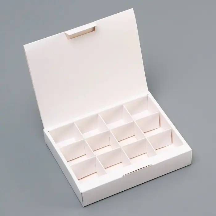 Коробка для 12 конфет, белая с откидной крышкой, 19&times;15&times;3.5 см
