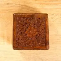 Шкатулка резная 10х10х6 см, дерево шишам