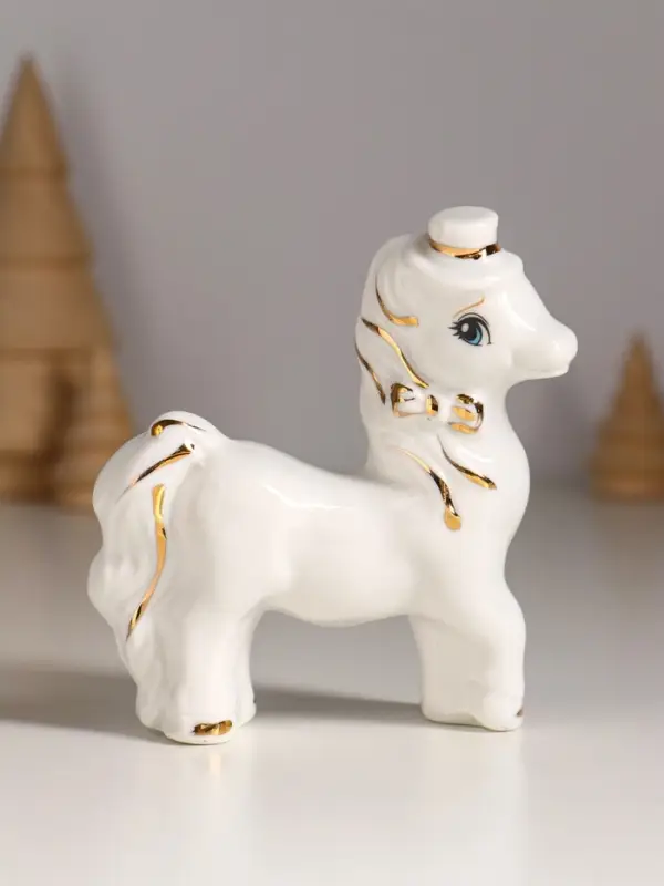 Сувенир керамика "Лошадка с бантом и шляпкой" белый с золотом 8,5х3х10 см