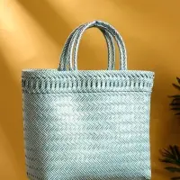 Сумка плетёная пластиковая 30х15х35 см, цв. бело-голубой Сумка плетёная пластиковая 30х15х35 см, цв. бело-голубой