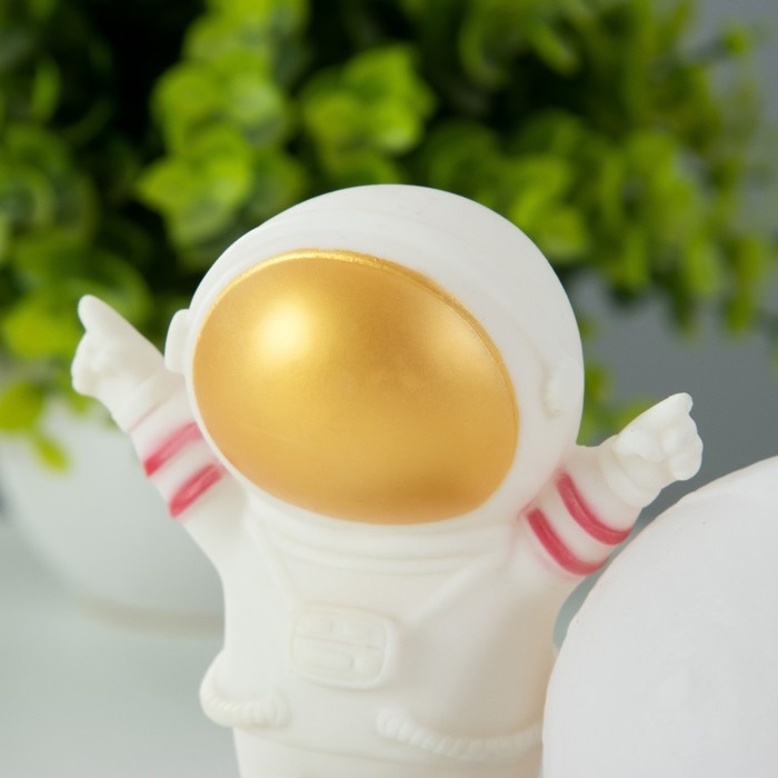 Ночник Ночник "Крутой космонавт" LED 2Вт RGB от батареек 3хLR44 бело-золотой 11х6х11 см RISALUX