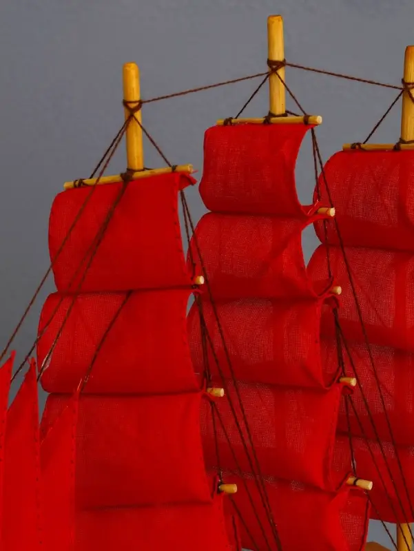 Сувенирная модель корабля &laquo;Флора&raquo;, борта чёрные с белой полосой, паруса алые, 32&times;6.5&times;31 см