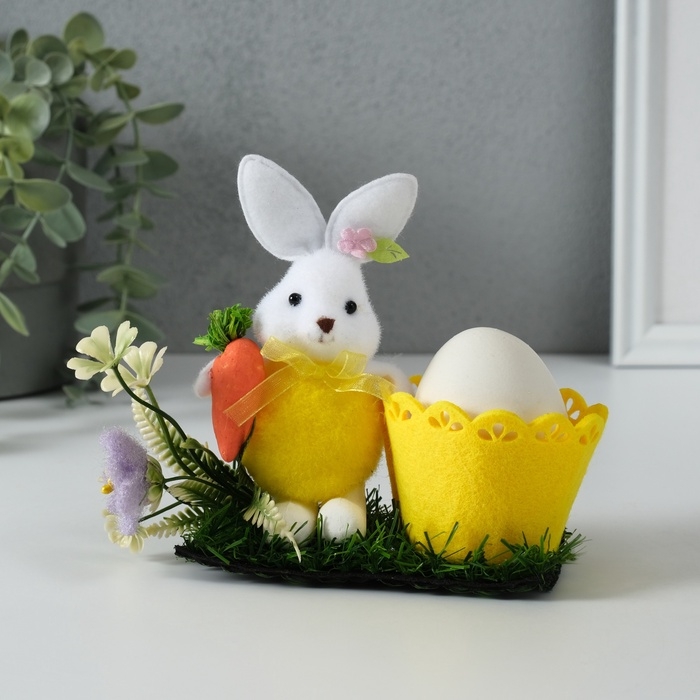 Сувенир  Сувенир "Зайка с морковкой около корзинки" 5х11,5х13,5 см
