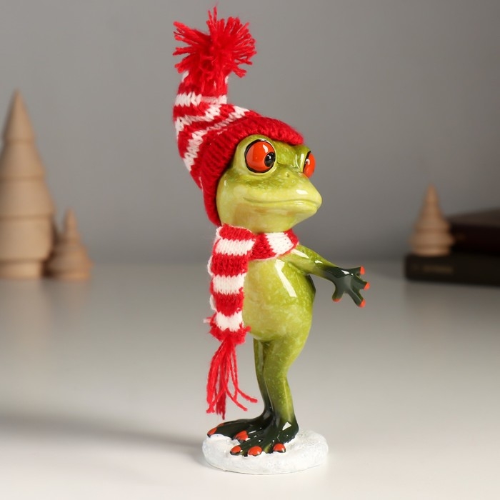 Сувенир полистоун лак Сувенир полистоун лак "Лягуха в шапочке и шарфике готовится упасть в снег" 8,2х6,5х18 см