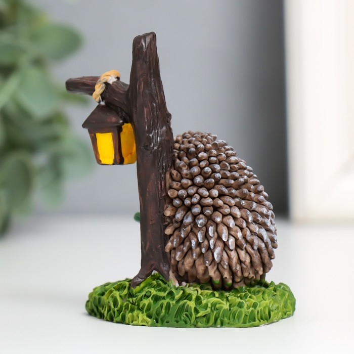 Сувенир полистоун  Сувенир полистоун "Ёжик под фонарём - чтение" 7,4х5,6х4,6 см