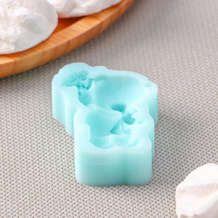 Силиконовый молд «Мишка с букетом», 6,1×4,6×1,4 см, цвет бирюзовый