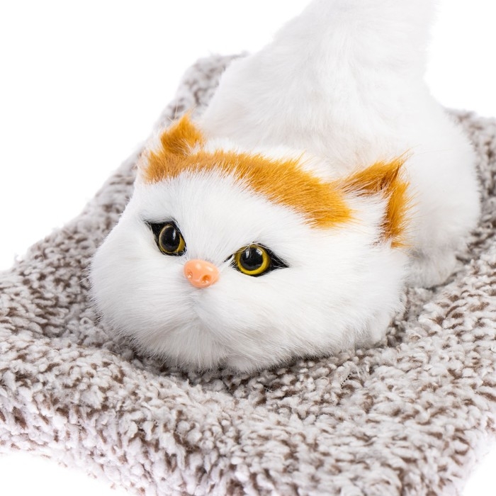 Игрушка на панель авто, кошечка на подушке, бело-рыжий окрас Игрушка на панель авто, кошечка на подушке, бело-рыжий окрас