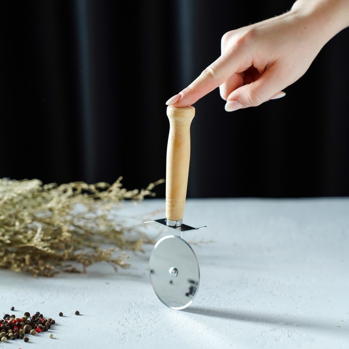 Нож для пиццы и теста Доляна «Классик», 18,5 см, цвет бежевый Нож для пиццы и теста Доляна «Классик», 18,5 см, цвет бежевый