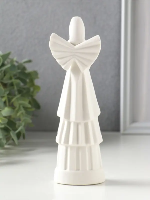 Сувенир керамика "Девушка-ангел в мантии" белый 5,4х3,4х17,7 см