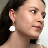 Серьги &laquo;Лепесточки на кольце&raquo;, белые в золоте