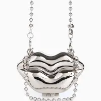 Сумка мини-клатч на магните, в форме губ, жёсткий корпус, на длинной цепочке, серебристая