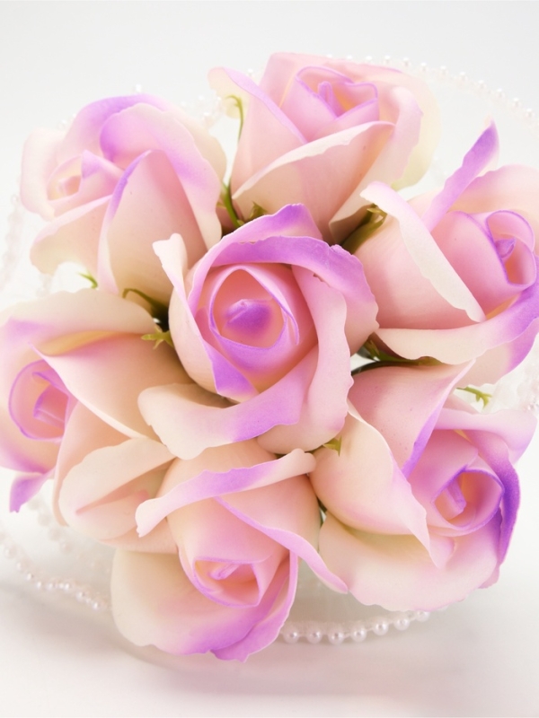 Набор из 6 нежных бело-фиолетовых мыльных роз