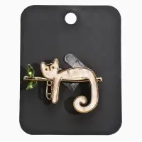 Брошь перламутровый "Котёнок" на ветке, цвет белый в золоте