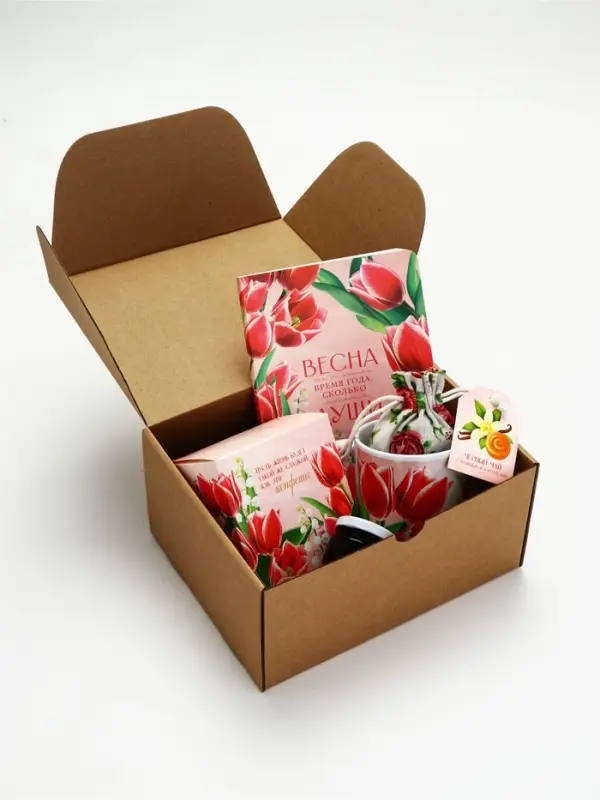 Гифтбокс с чаем, конфетами и еждневником "С 8 марта"
