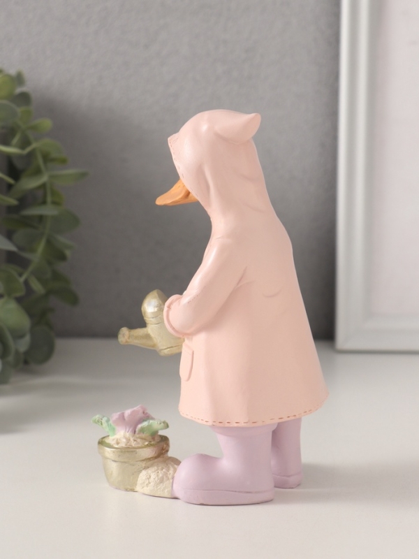 Сувенир полистоун Сувенир полистоун "Утка в дождевике поливает цветок из лейки" 9,5х6х14,5 см