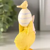 Сувенир полистоун "Цыплёнок в розовой шапке с заячьими ушками несёт яичко" 10,5 см