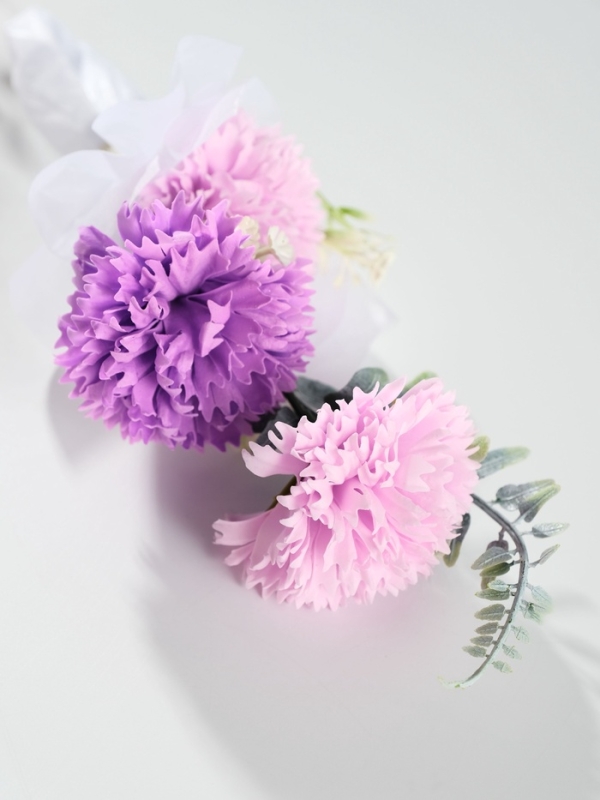 Букет из мыльных лепестков "Три гвоздики на подиуме" фиолетовый 8х8х25 см