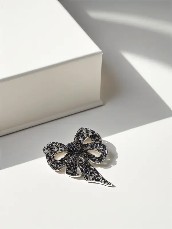 Брошь &laquo;Бант&raquo;, узорчатый, цвет бело-синий в чернёном серебре МИКС