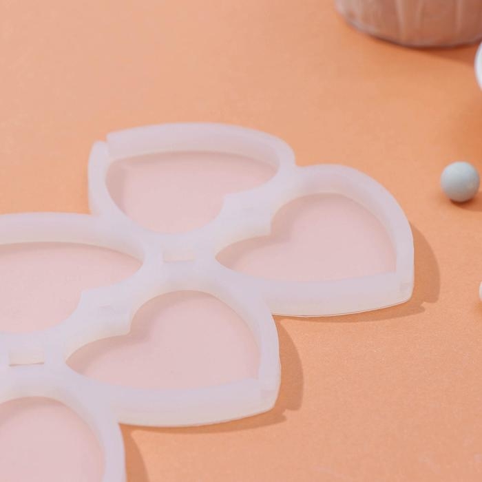 Форма для леденцов «Влюблённость», силикон, 16×10×0,7 см, 6 ячеек, цвет белый Форма для леденцов «Влюблённость», силикон, 16×10×0,7 см, 6 ячеек, цвет белый