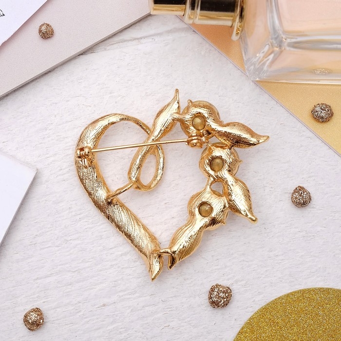 Брошь «Сердце» в ягодах, цвет белый в золоте Брошь «Сердце» в ягодах, цвет белый в золоте